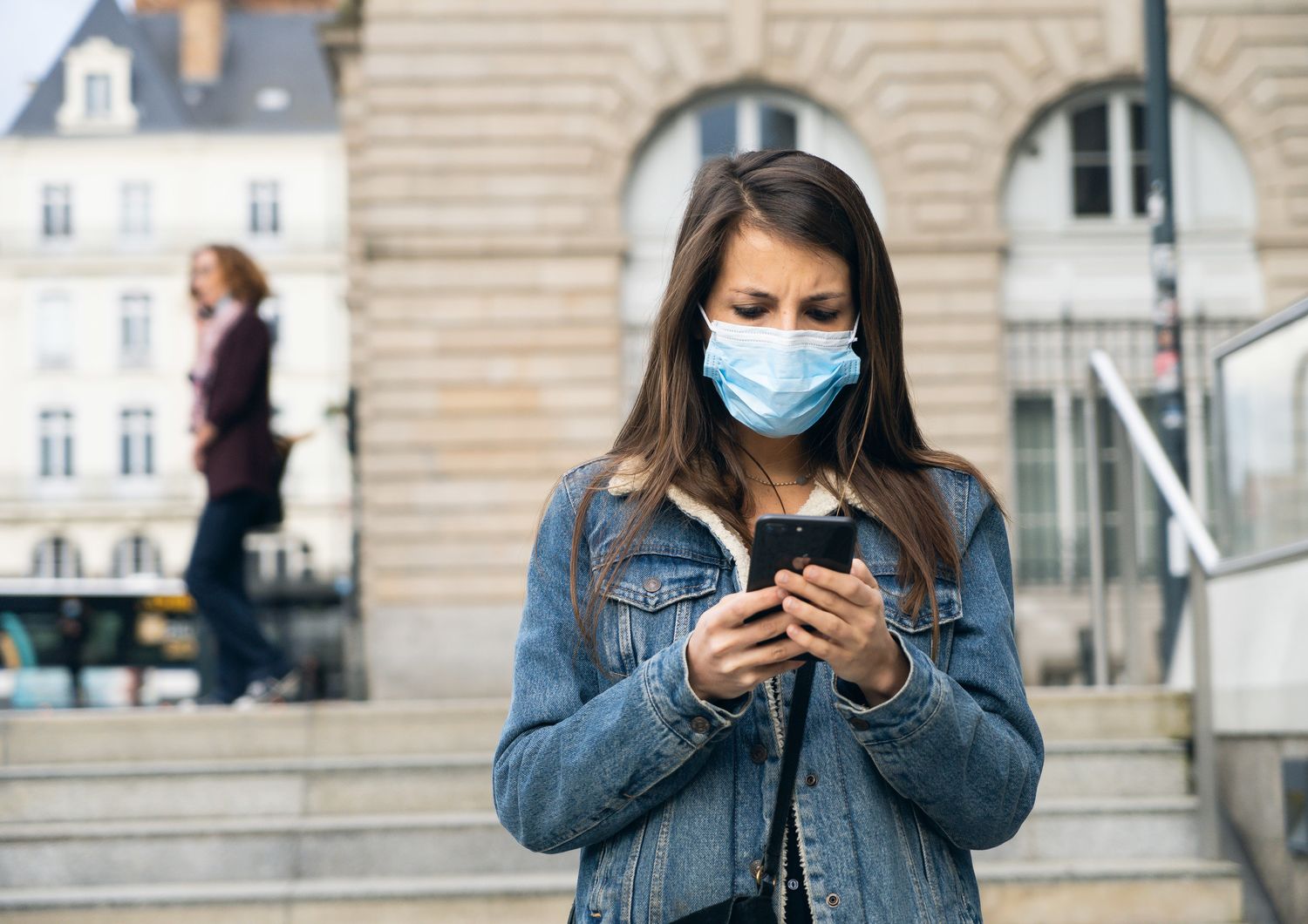 Una donna con una mascherina anti coronavirus a Rennes