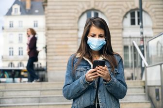 Una donna con una mascherina anti coronavirus a Rennes