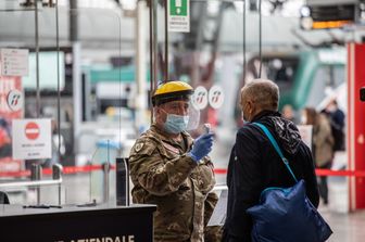Primo giorno della Fase 2: controlli alle partenze a Stazione Centrale Controllo temperatura corporea&nbsp;