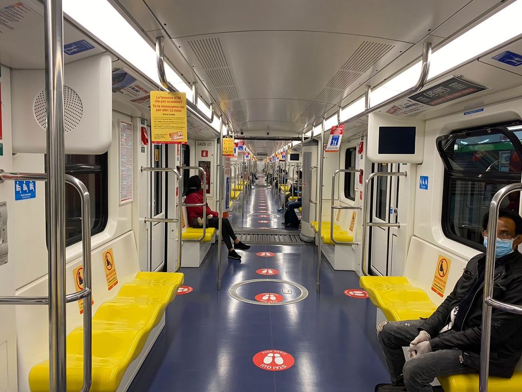 La metro di Milano nel primo giorno della Fase 2