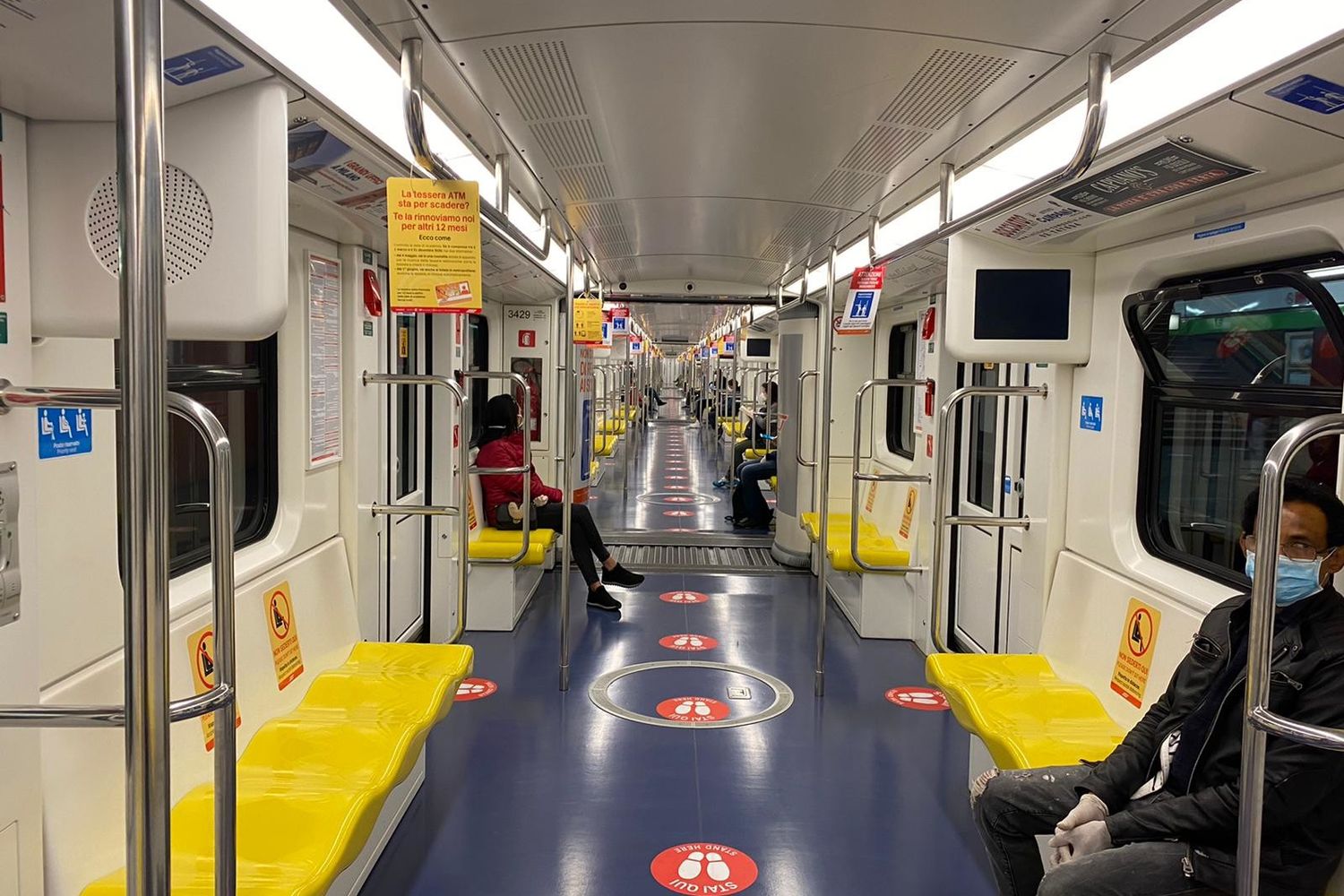 La metro di Milano nel primo giorno della Fase 2