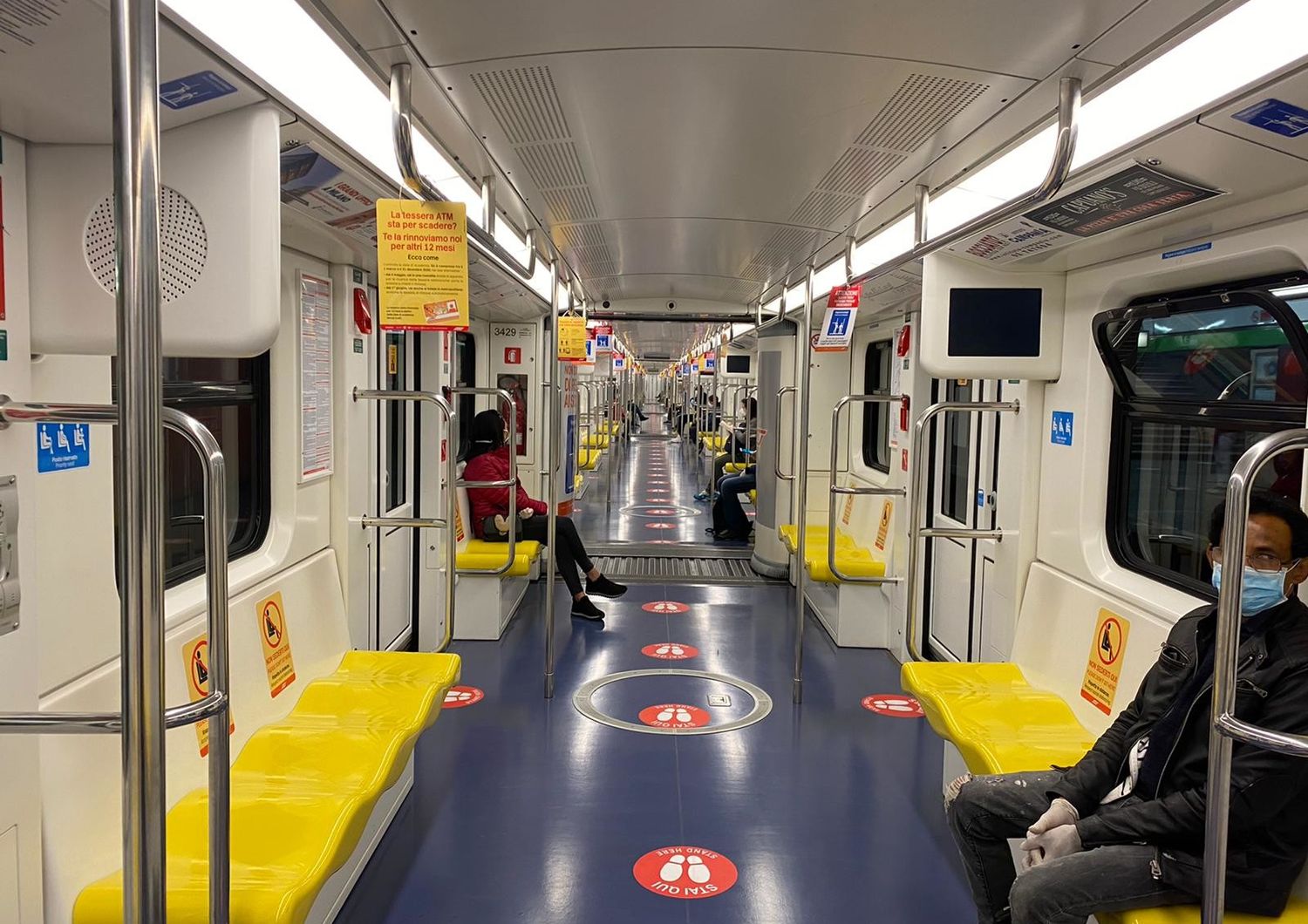 La metro di Milano nel primo giorno della Fase 2