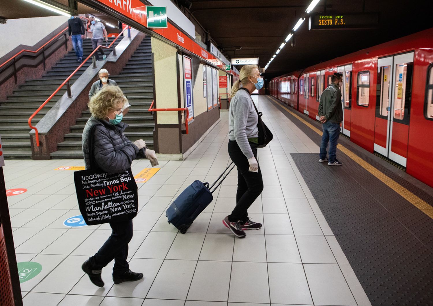 Coronavirus: passeggeri nella metro di Milano