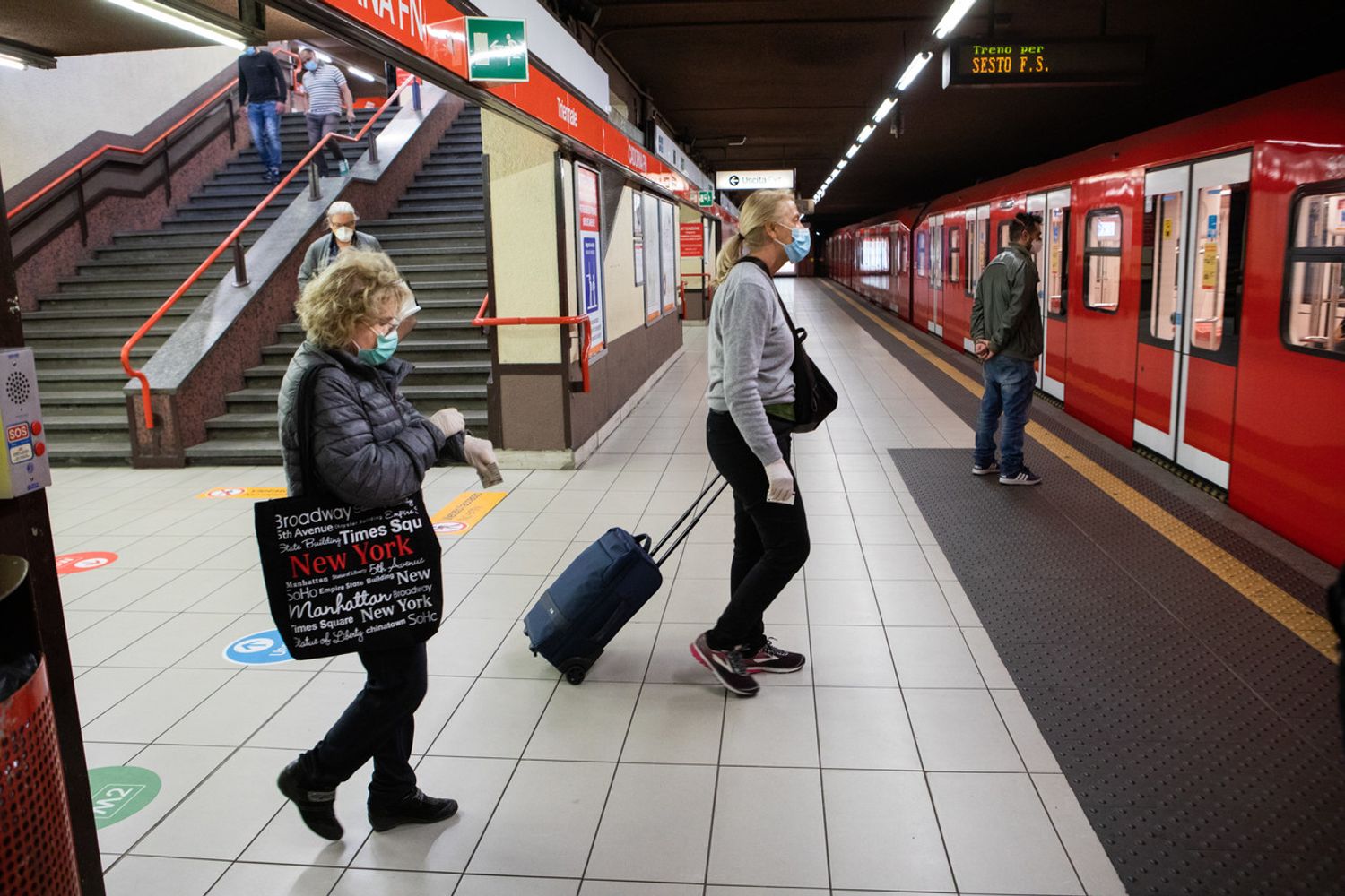 Coronavirus: passeggeri nella metro di Milano