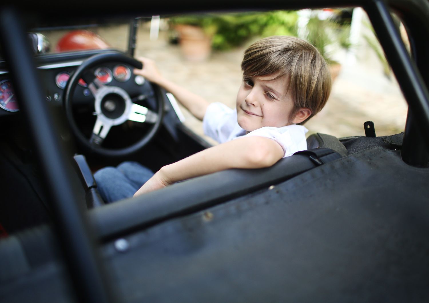 Bambino alla 'guida' di un'auto