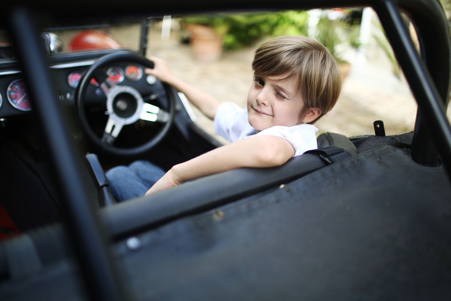 Bambino alla 'guida' di un'auto