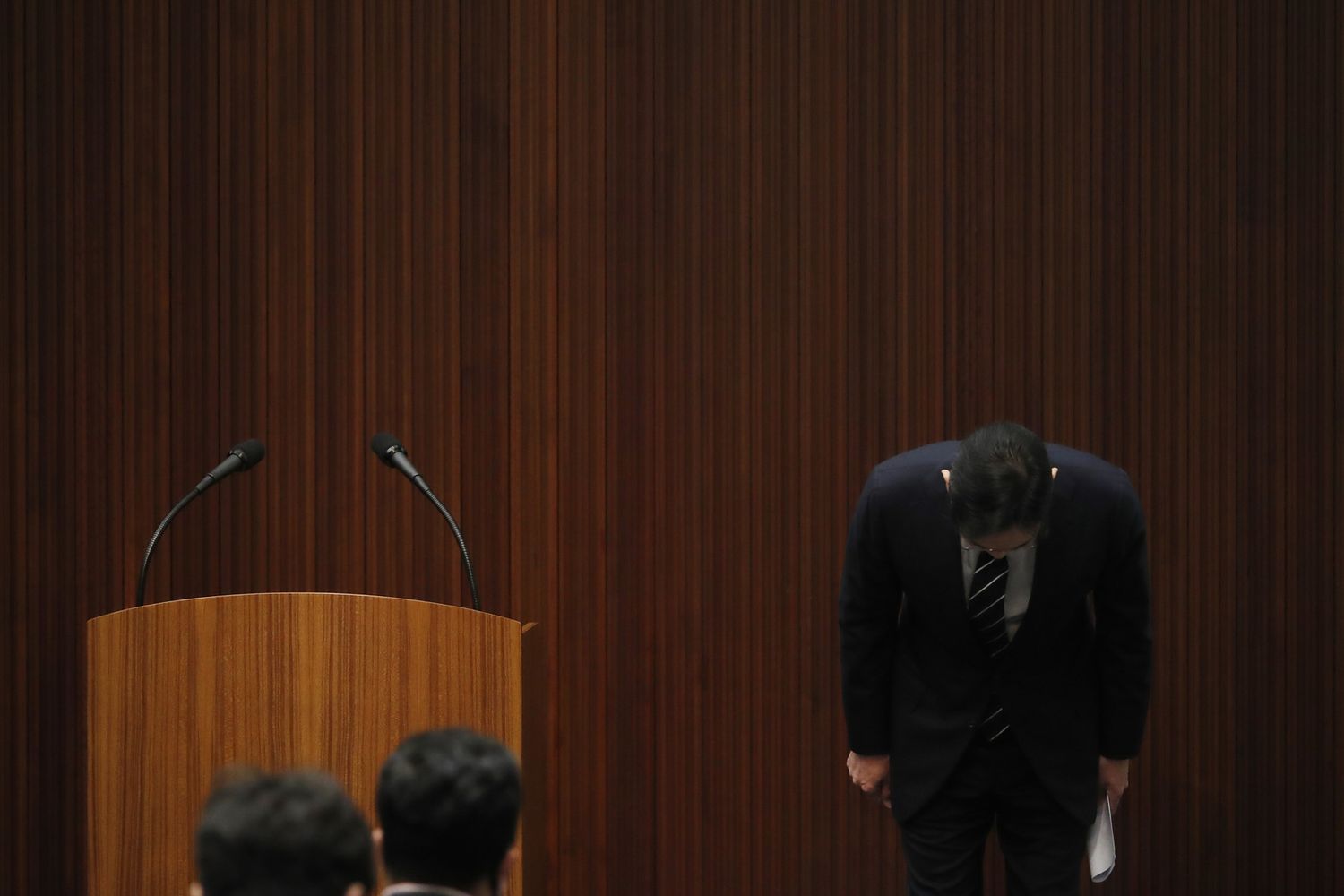 Lee Jae-yong si prostra davanti ai giornalisti