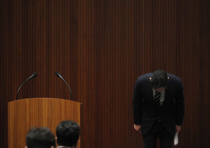 Lee Jae-yong si prostra davanti ai giornalisti