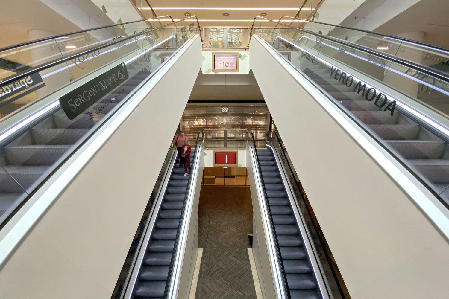 Un centro commerciale deserto