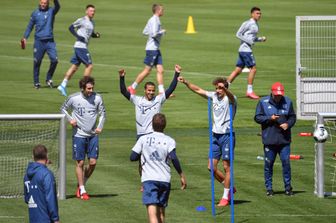 L'esultanza dei giocatori del Bayern Monaco alla notizia che la Bundesliga riparte