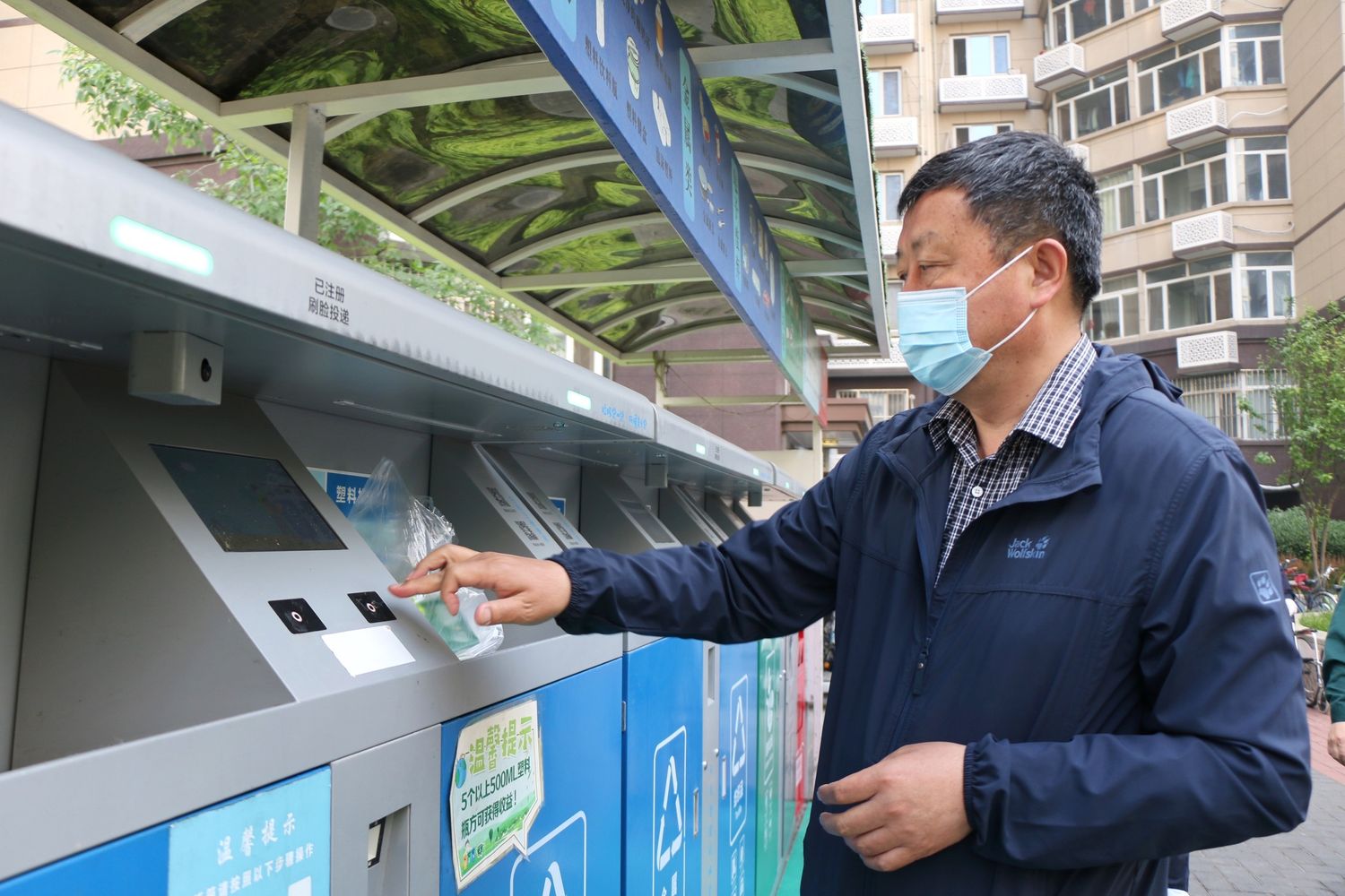 Un cassonetto attivato con il riconoscimento facciale in Cina