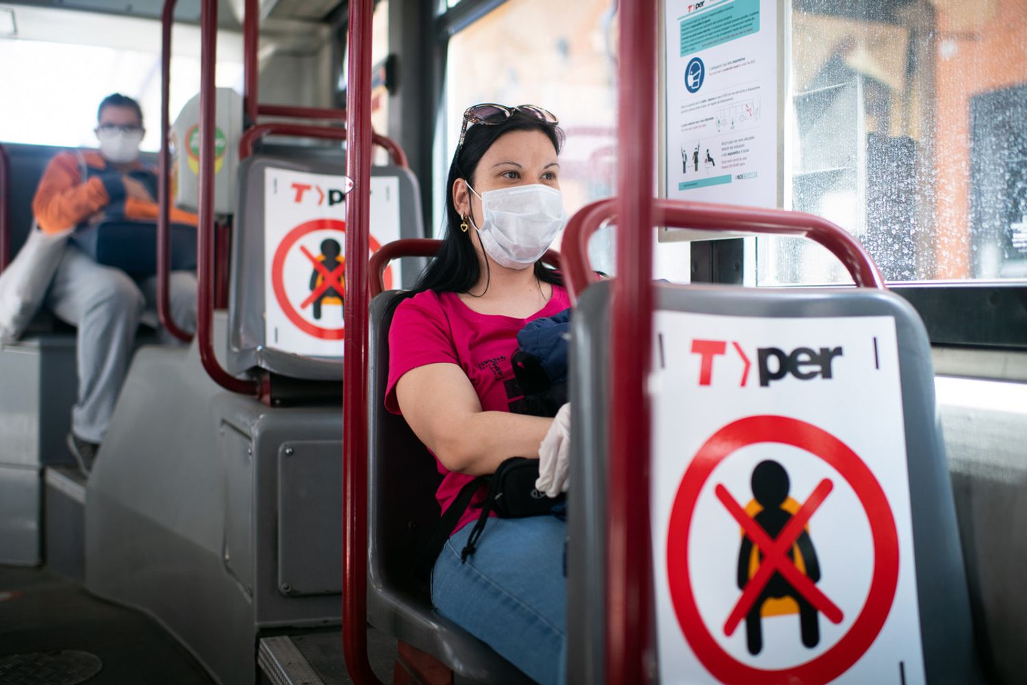 Un bus a Bologna durante la fase 2 del coronavirus