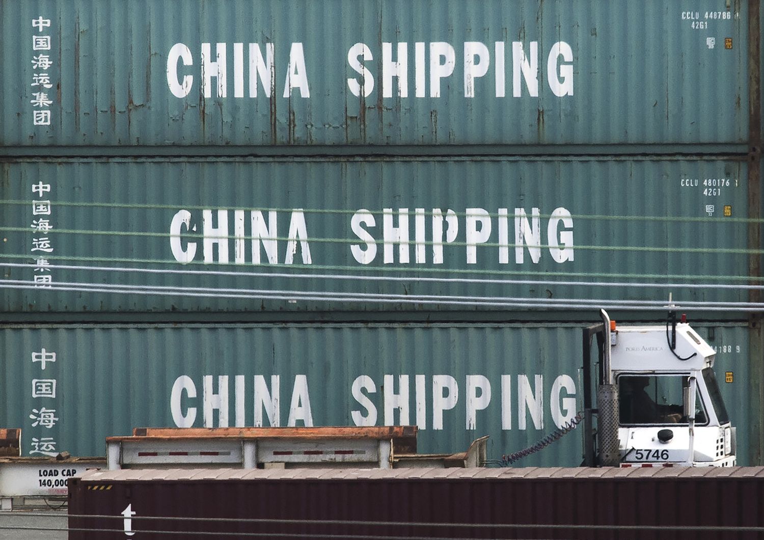 Container cinesi nel porto di Los Angeles