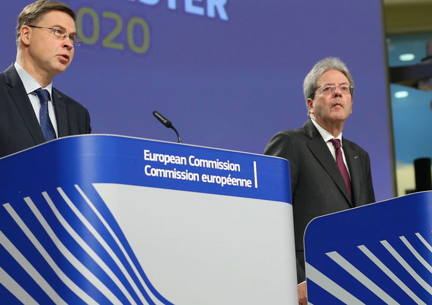 Il vice presidente della Commissione europea, Valdis Dombrovskis, e il commissario all'Economia, Paolo Gentiloni