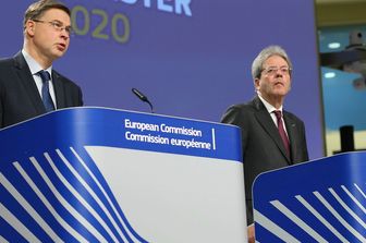 Il vice presidente della Commissione europea, Valdis Dombrovskis, e il commissario all'Economia, Paolo Gentiloni