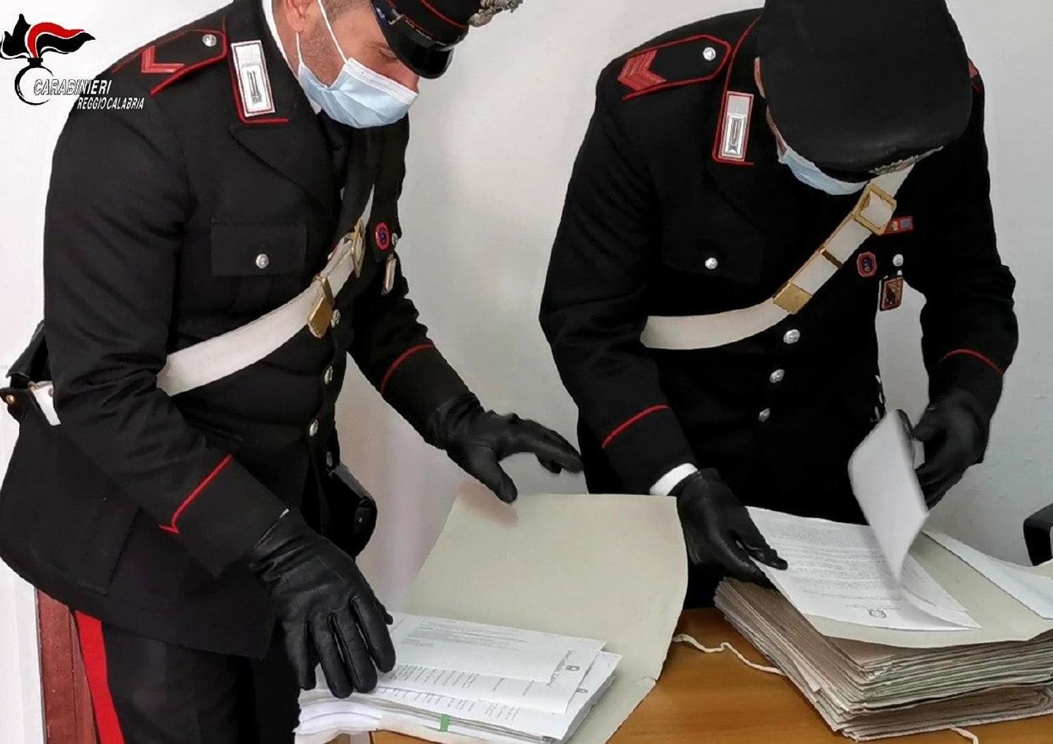 &nbsp;I Carabinieri di Africo Nuovo con i documenti sequestrati