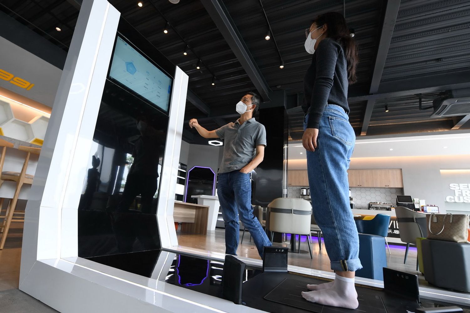 Una ragazza prova un tapis-roulant a Pechino