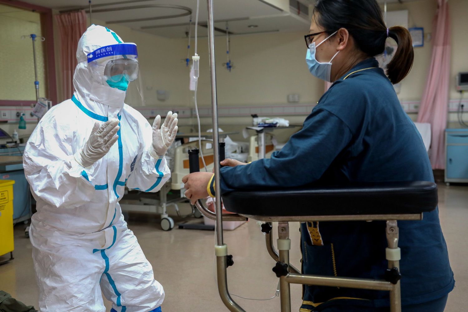 Ospedale di Wuhan: training per una partoriente in tempi di coronavirus