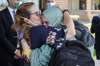 Silvia Romano all'arrivo a Ciampino