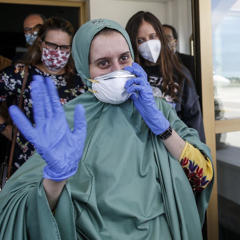 Silvia Romano all'arrivo a Ciampino