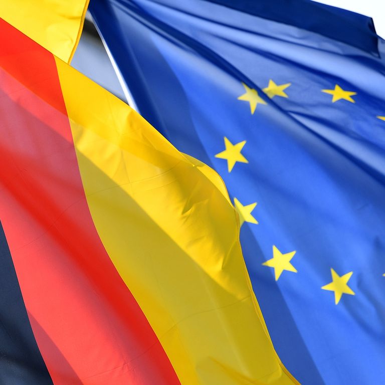 Le bandiere tedesca e dell'Unione europea
