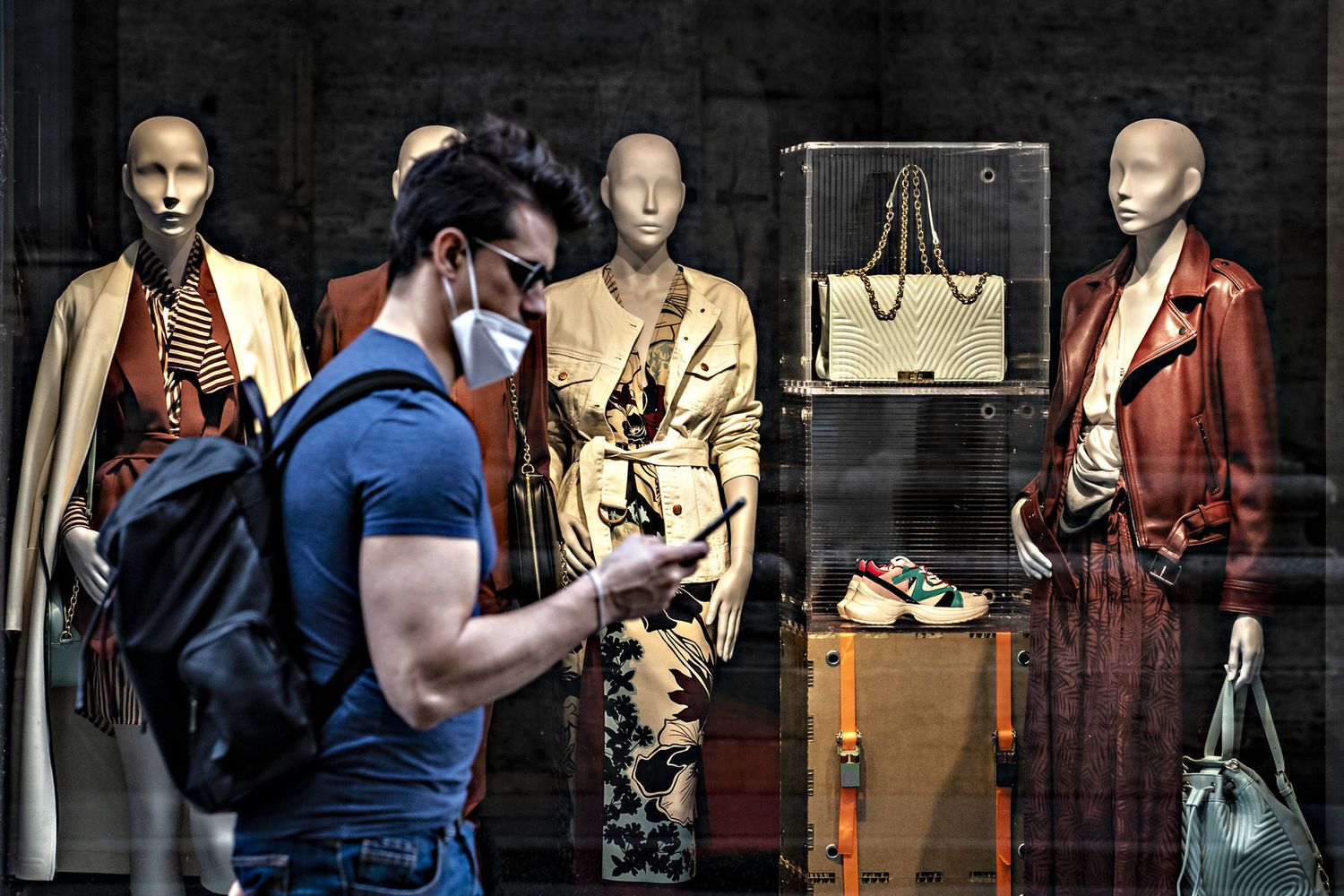 Un negozio chiuso per il lockdown con in vetrina ancora i vestiti invernali