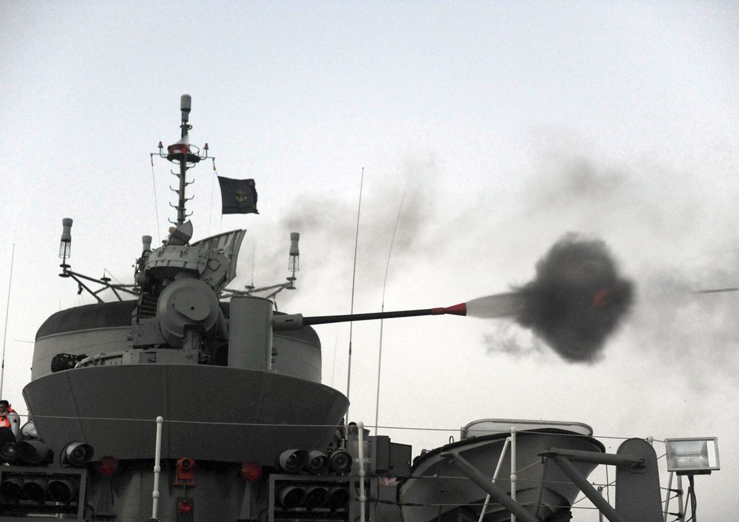 L'incrociatore iraniano Jamaran durante un'esercitazione