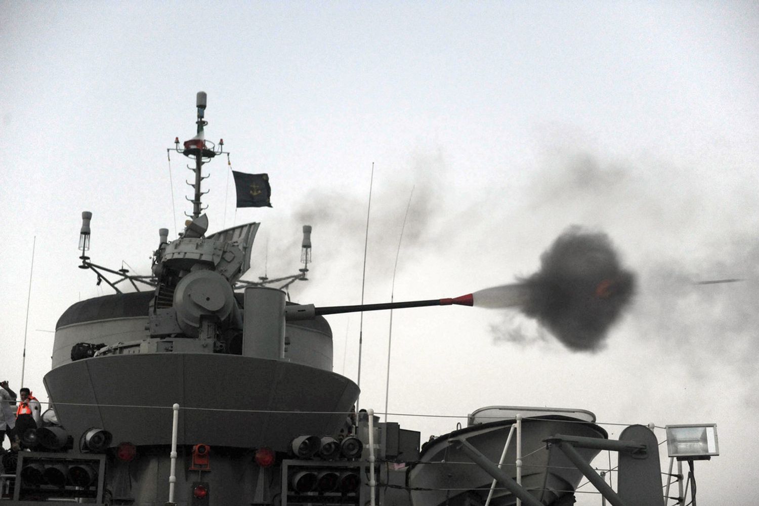 L'incrociatore iraniano Jamaran durante un'esercitazione