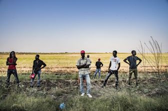 Un gruppo di braccianti immigrati