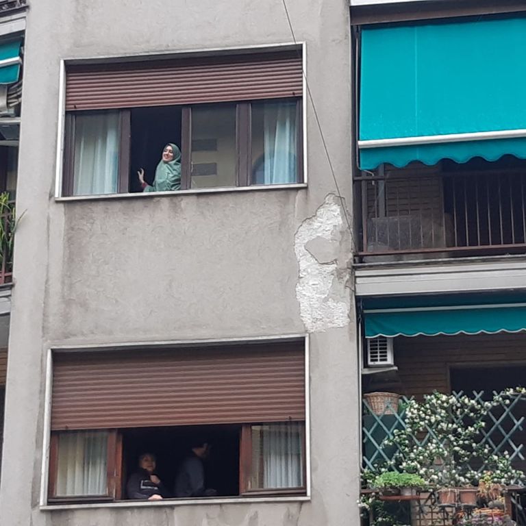 Silvia Romano affacciata alla finestra di casa