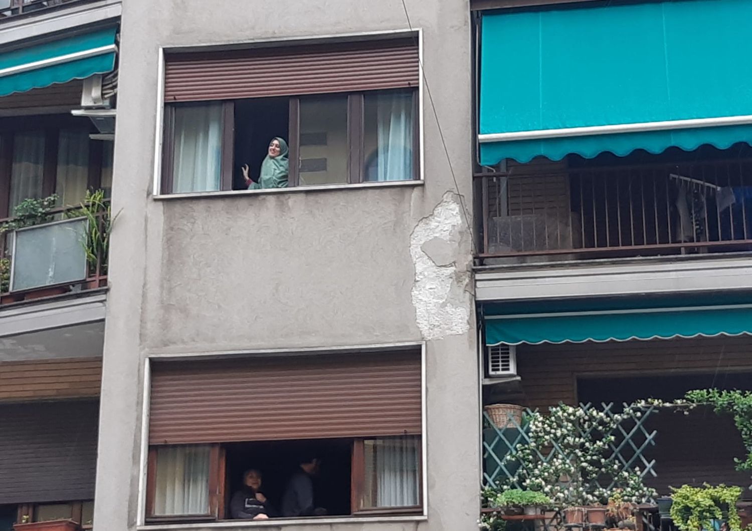 Silvia Romano affacciata alla finestra di casa