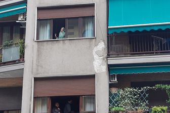 Silvia Romano affacciata alla finestra di casa