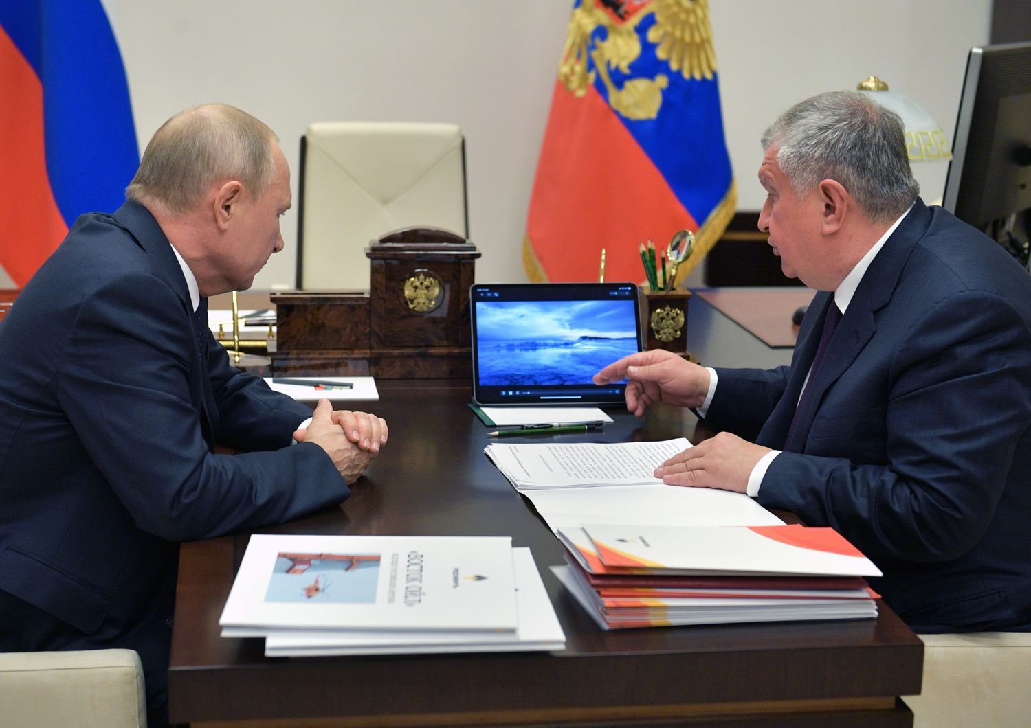 Il presidente russo Vladimir Putin con il presidente di  Rosneft, Igor Sechin