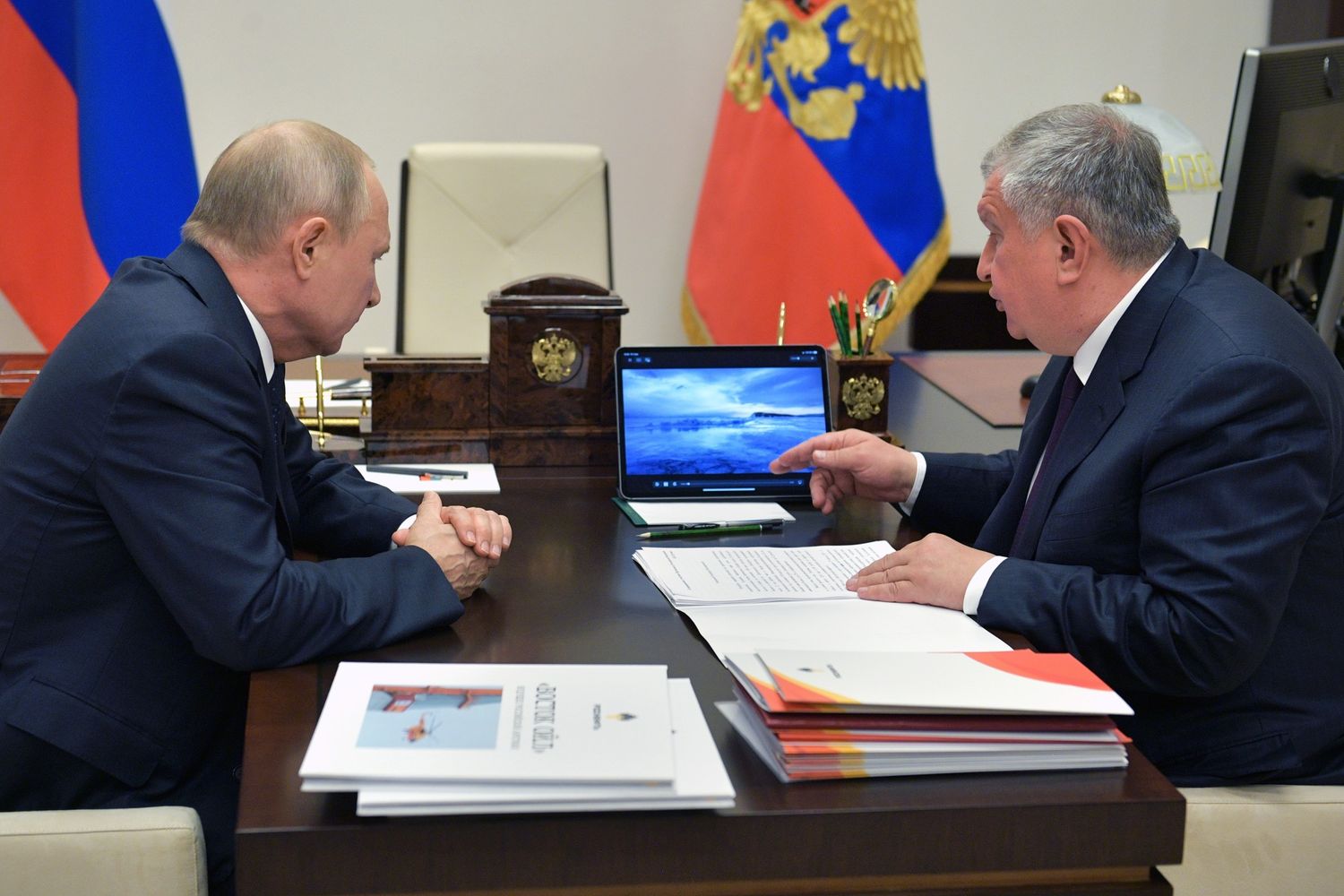 Il presidente russo Vladimir Putin con il presidente di  Rosneft, Igor Sechin