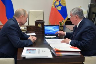 Il presidente russo Vladimir Putin con il presidente di  Rosneft, Igor Sechin
