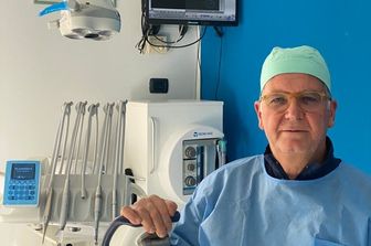 Paolino Altilia nel suo studio a Sellia Marina, nel Catanzarese