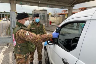 Controlli sanitari all'ingresso del mercato agroalimentare di Catanzaro.