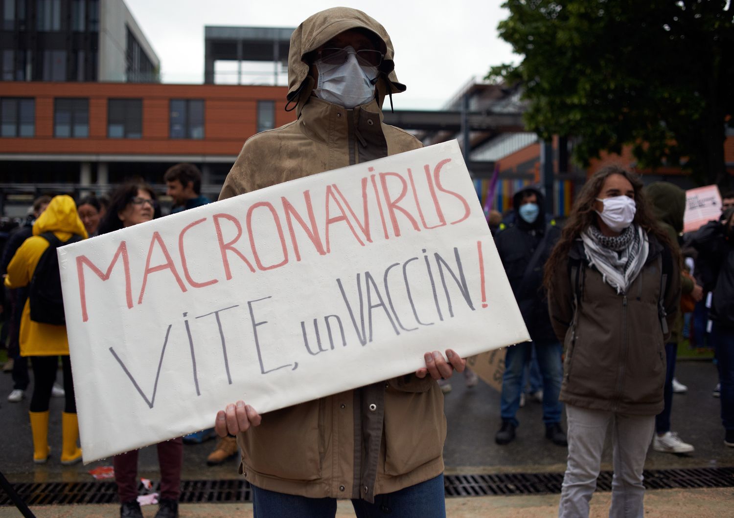 Manifestanti a Tolosa, in Francia, sollecitano Macron a impegnarsi per un vaccino contro il coronavirus