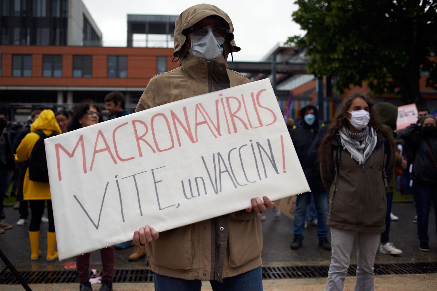 Manifestanti a Tolosa, in Francia, sollecitano Macron a impegnarsi per un vaccino contro il coronavirus