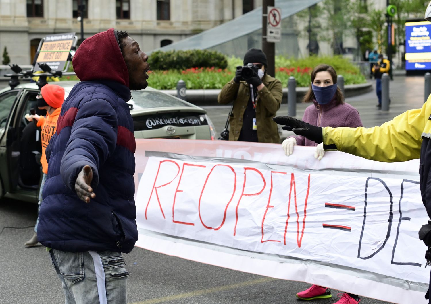 Proteste contro la crisi economica da coronavirus a Filadelfia, negli Usa