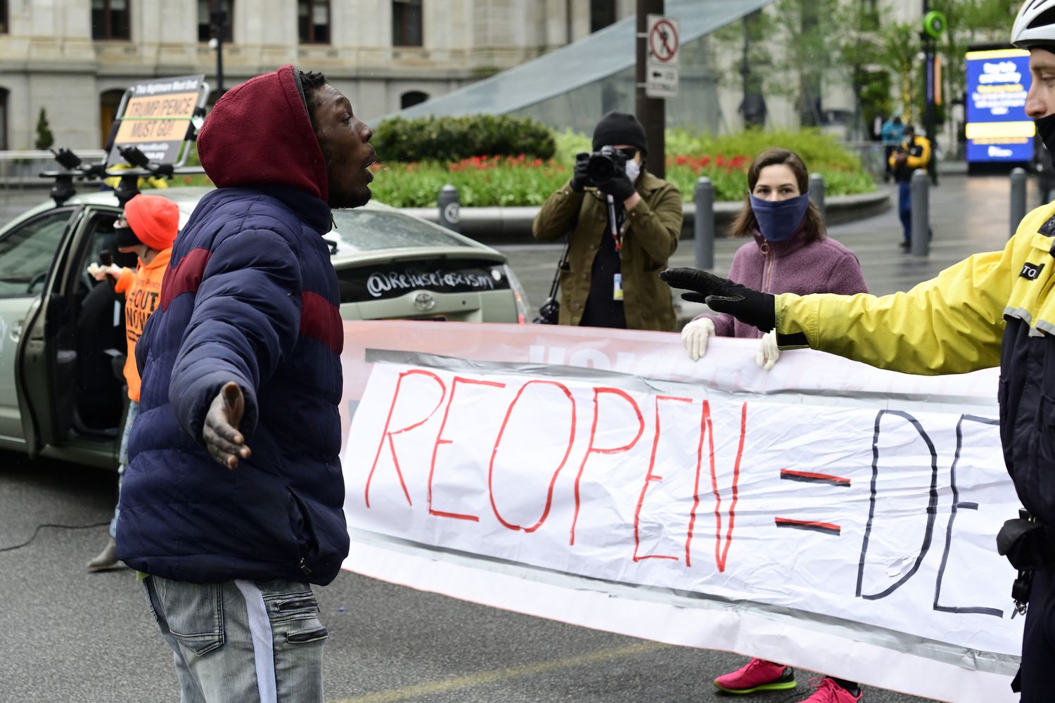 Proteste contro la crisi economica da coronavirus a Filadelfia, negli Usa