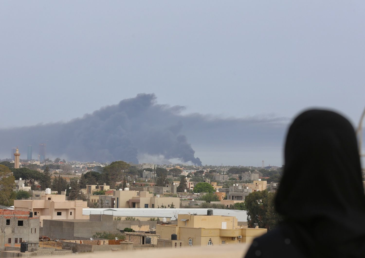 Colonne di fumo si alzano dall'aeroporto di Mitiga, in Libia, dopo un attacco delle forze di Khalifa Haftar
