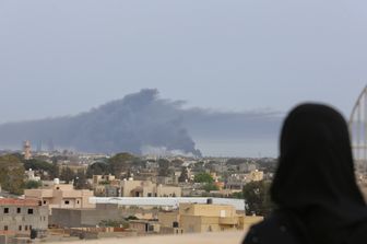 Colonne di fumo si alzano dall'aeroporto di Mitiga, in Libia, dopo un attacco delle forze di Khalifa Haftar