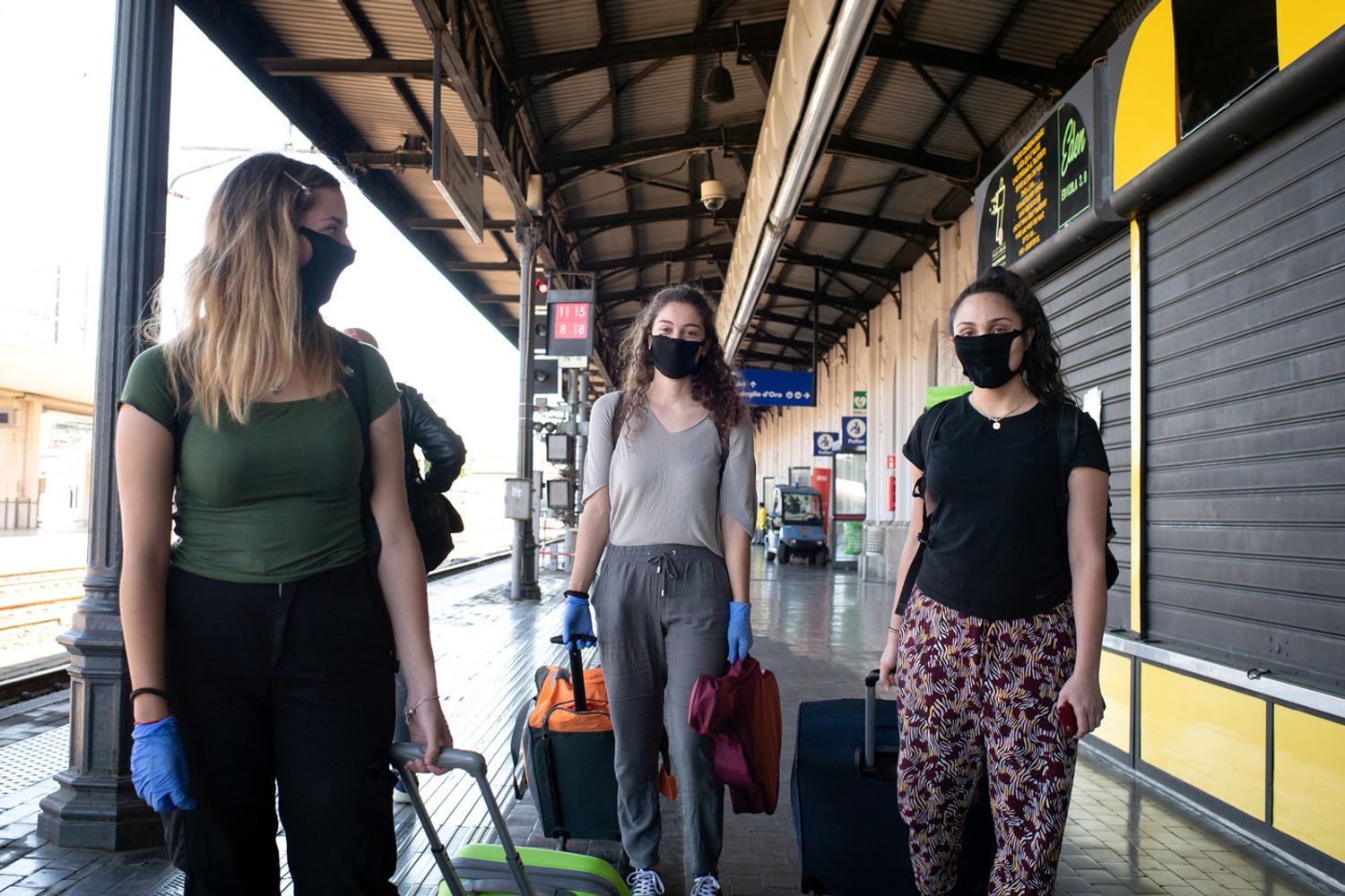 Passeggeri alla stazione di Bologna alla ripresa dei trasporti nella Fase 2