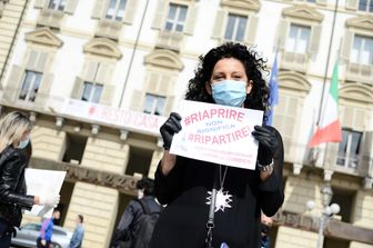 Protesta dei commercianti in Piazza Castello: riaprire non significa ripartire