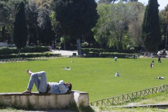 coronavirus caldo sole raggi uvb