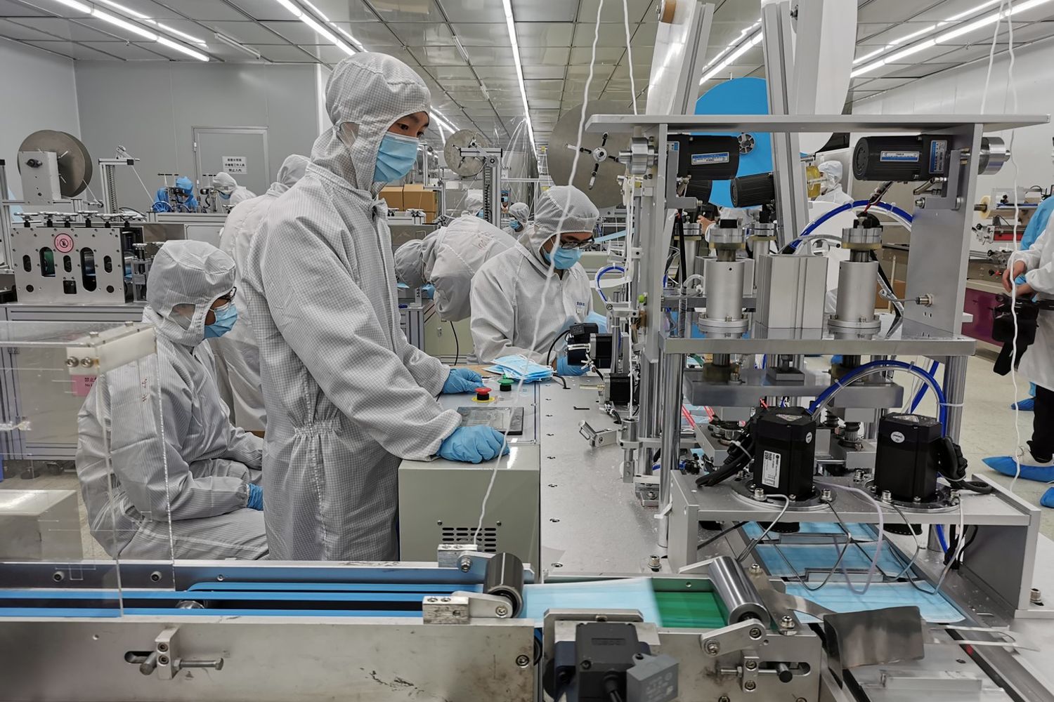 Dipendenti della Foxconn tornati al lavoro dopo lo stop imposto dall'epidemia di coronavirus