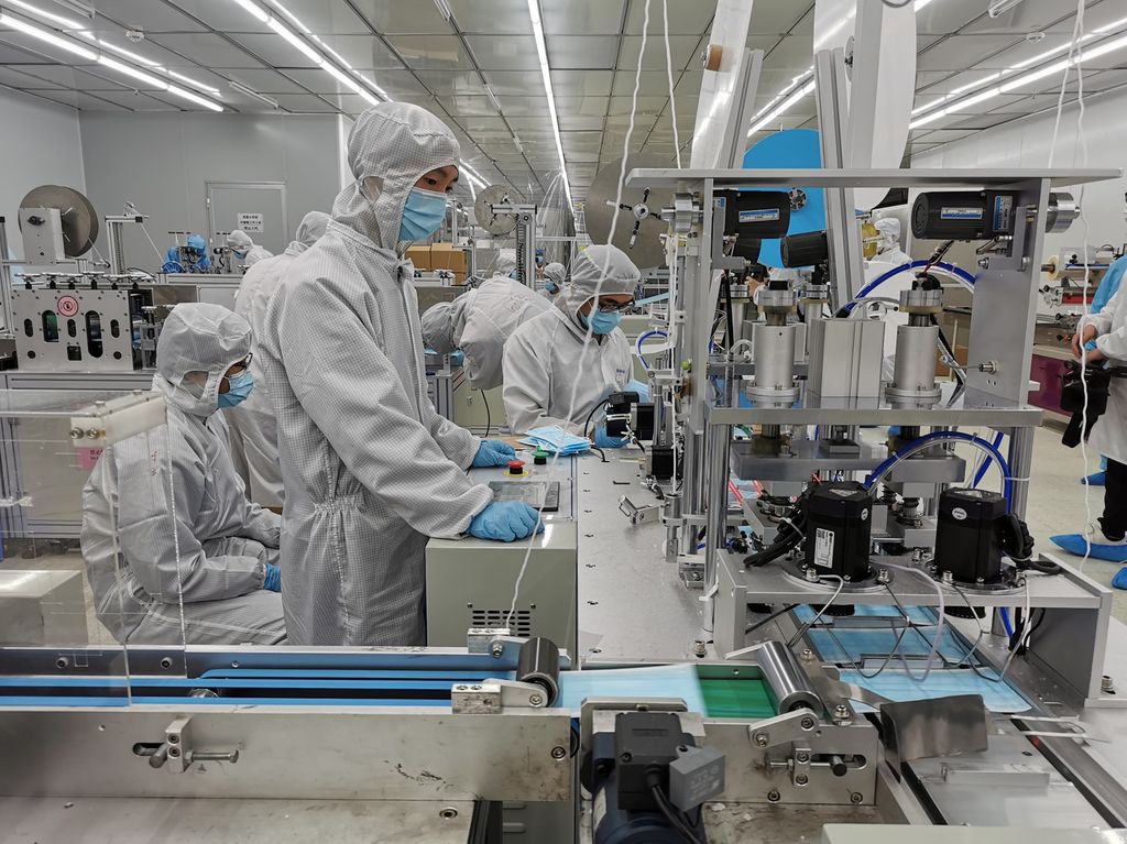 Dipendenti della Foxconn tornati al lavoro dopo lo stop imposto dall'epidemia di coronavirus