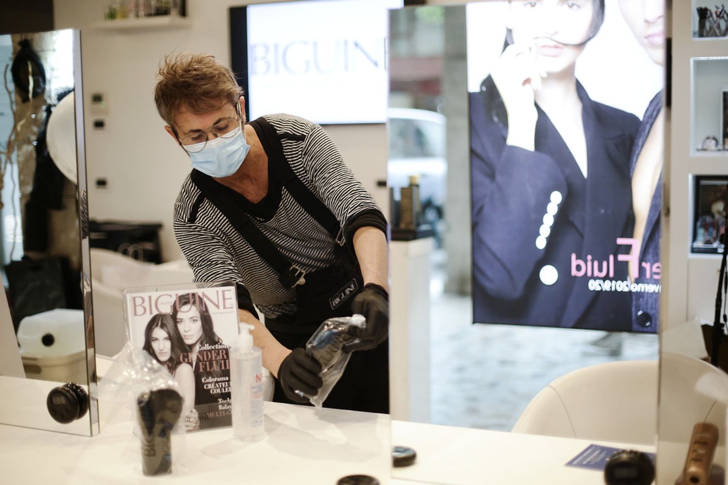 In un negozio ci si prepara alla riapertura