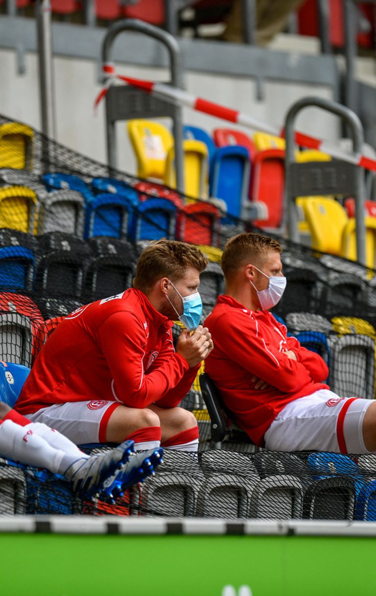 Distanziati in panchina